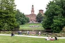 Der Torre Filarete und das Castello Sforzesco in Mailand von einem gegenüberliegenden Park aus gesehen.