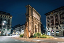 Die auf diesem Foto nächtlich beleuchtete Porta Romana auf der Piazza Medaglie d'Oro war einst eines der Stadttore von Mailand.