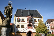 Ein altes schön geschmücktes Rathaus