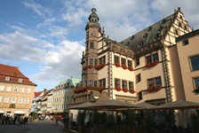 Ein Marktplatz mit Rathaus und Café