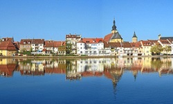 Panoramabild einer Stadt am Main