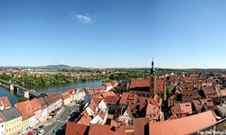 Luftbild einer Stadt am Main mit Brücke