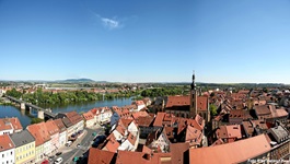 Luftbild einer Stadt am Main mit Brücke