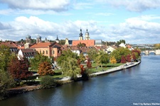 Blick zu einer Stadt am Main