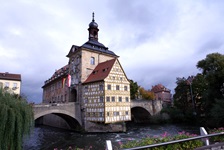 Brücke mit zwei Bögen und einem Haus in der Mitte