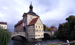 Brücke mit zwei Bögen und einem Haus in der Mitte