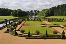 Die kunstvoll gestalteten Gärten des französischen Schlosses Maintenon mit künstlichen Wasserläufen und einem Aquadukt.