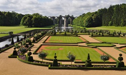 Die kunstvoll gestalteten Gärten des französischen Schlosses Maintenon mit künstlichen Wasserläufen und einem Aquadukt.