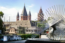 Stadtansicht von Mainz mit der Skulptur Lebenskraft und den Türmen des Doms.