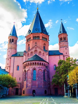 Die Fassade des markanten Hohen Dom St. Martin zu Mainz.