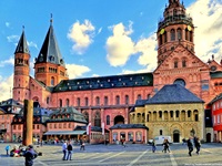 Der Hohe Dom St. Martin zu Mainz von der Mainzer Innenstadt aus gesehen.