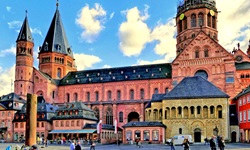 Der Hohe Dom St. Martin zu Mainz von der Mainzer Innenstadt aus gesehen.