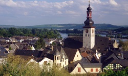 Schöner Blick auf Rüdesheim mit der St. Jakobus-Kirche.