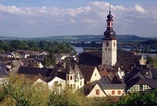 Schöner Blick auf Rüdesheim mit der St. Jakobus-Kirche.