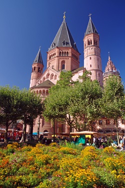 Der Mainzer Dom erhebt sich über dem Marktplatz.