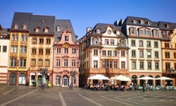 Schmucke Häuser in der Altstadt von Mainz.