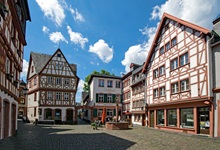 Blick auf die Altstadt von Mainz mit Brunnen und Fachwerkhäusern