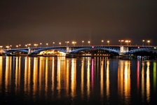 Blick auf die nächtlich beleuchtete Theodor-Heuss-Brücke in Mainz