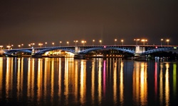 Blick auf die nächtlich beleuchtete Theodor-Heuss-Brücke in Mainz