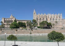 Blick auf die imposante Kathedrale von Playa de Palma