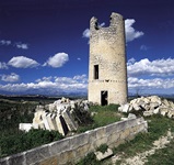 Die Turmruine der alten Windmühle von Marinero beim mallorquinischen Dorf Ariany.