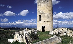 Die Turmruine der alten Windmühle von Marinero beim mallorquinischen Dorf Ariany.