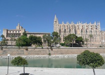 Blick auf die prächtige Kathedrale von Playa de Palma auf Mallorca