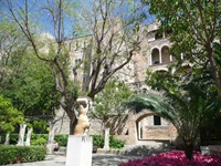 Schöne Parkanlage mit einer Statue in Palma auf Mallorca