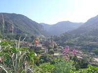 Blick zu einem Dorf in den Bergen von Mallorca eingebettet