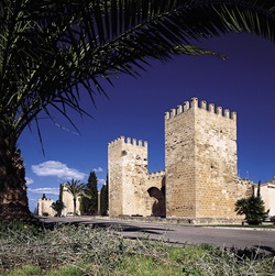 Blick auf ein altes Stadttor mit zwei Wachtürmen auf Mallorca