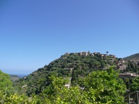 Blick auf ein Dorf auf einem Berg auf Mallorca