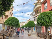 Fußgängerzone im traditionellen Städtchen Artá auf Mallorca