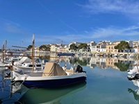 Blick in einen Hafen mit angelegten Schiffen von Mallorca