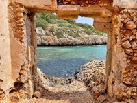 Steindurchgang zum Meer auf Mallorca