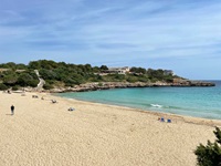 Blick auf eine Bucht mit Sandstrand auf Mallorca