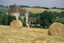 Heuballen auf einer gemähten Wiese vor dem Herrenhaus "Manoir de Courboyer" bei Nocé.