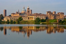 Blick auf Mantua mit dem Dom und dem Castello di San Giorgio, im Vordergrund der Po.