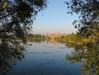 Herrlich von Bäumen umrahmter Panoramablick auf Mantua.