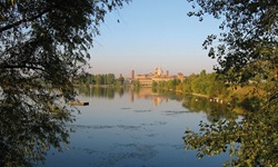 Herrlich von Bäumen umrahmter Panoramablick auf Mantua.