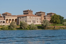 Stadtansicht von Mantua mit dem imposanten viertürmigen Castello di San Giorgio.