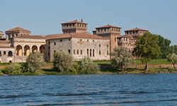 Stadtansicht von Mantua mit dem imposanten viertürmigen Castello di San Giorgio.