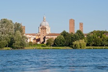 Mantua vom Flusslauf des Po aus gesehen, im Hintergrund der Dom.