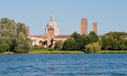 Mantua vom Flusslauf des Po aus gesehen, im Hintergrund der Dom.