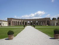 Arkaden im Garten eines der berühmten Paläste von Mantua.