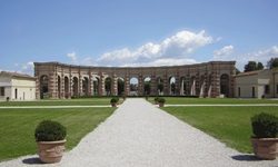 Arkaden im Garten eines der berühmten Paläste von Mantua.