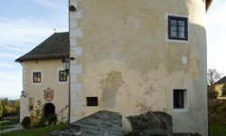 Detailblick zu einem Turm der Kirchenburg Maria Saal in Kärnten