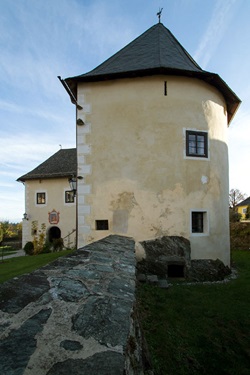 Detailblick zu einem Turm der Kirchenburg Maria Saal in Kärnten