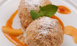 Zwei appetitlich auf einem Teller angerichtete Marillenknödel.