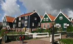 Bunt bemalte Holzhäuser auf der Insel Marken.