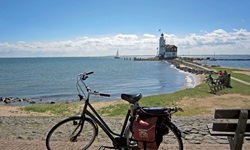 Ein geparktes Fahrrad vor der herrlichen Kulisse des Leuchtturms der Insel Marken.